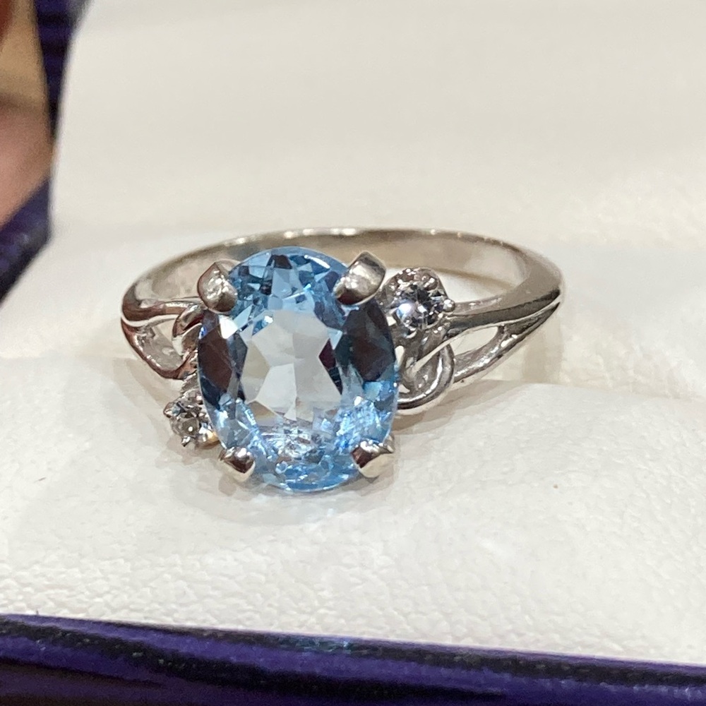 10k white gold and Aquamarine Ring